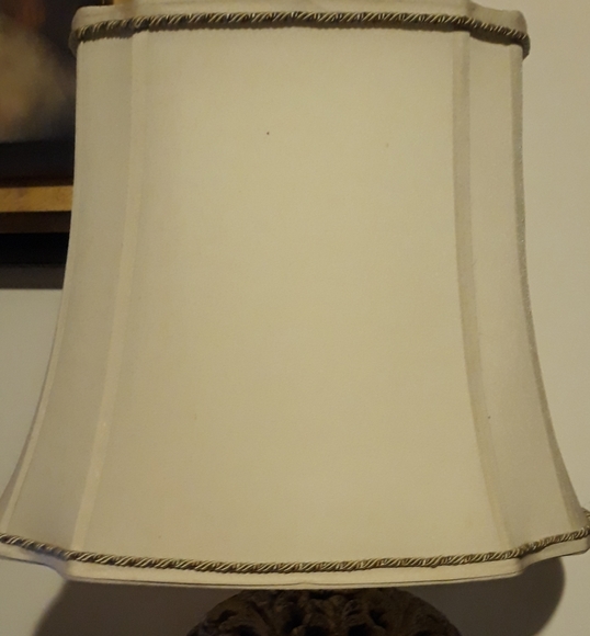 Beautiful Lamp with glass face designed with matching lamp shade. - Picture 4 of 4